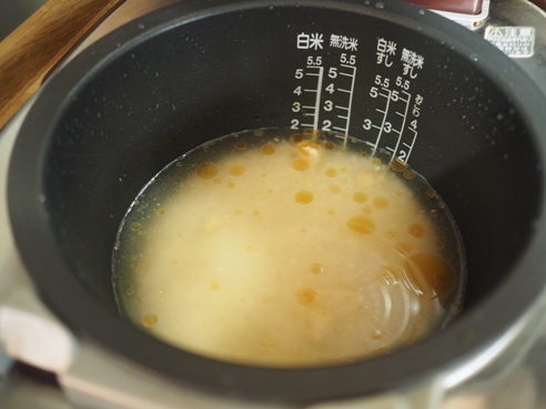 米を水に入れて調味料入れて、炊飯器に30分つけておく